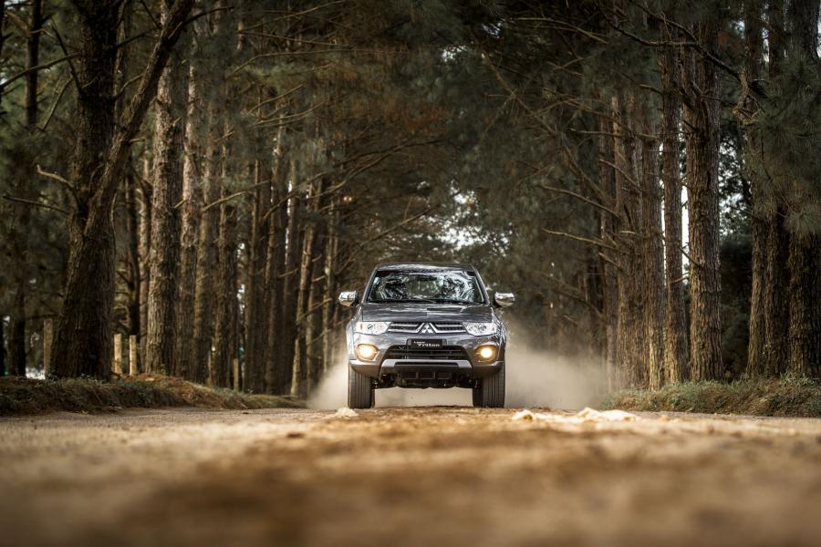  Mitsubishi L200 Triton HLS Chrome Edition 2015 года  (фото 5 из 24)